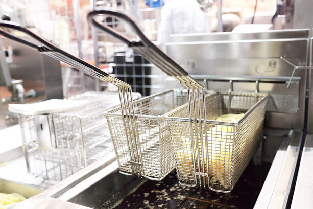 Choosing the Right Oil for Your Commercial Deep Fryer: A Comprehensive Guide